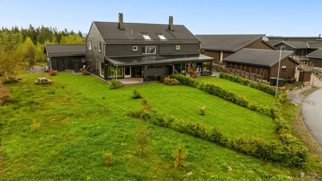 Velkommen til Blåbærsvingen 15B! En flott tomannsbolig langs skogkanten med gode solforhold og god intern beliggenhet