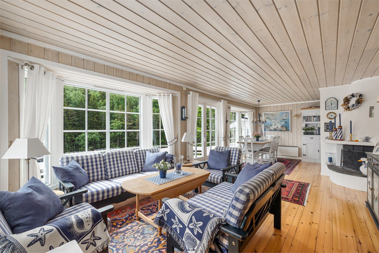 Peis med innsats vender mot sofakroken.