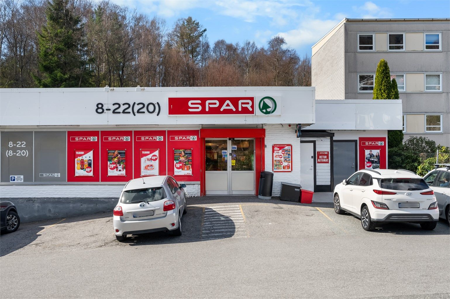 Dagligvarehandelen gjøres enkelt på Spar, kun et steinkast fra leiligheten.
