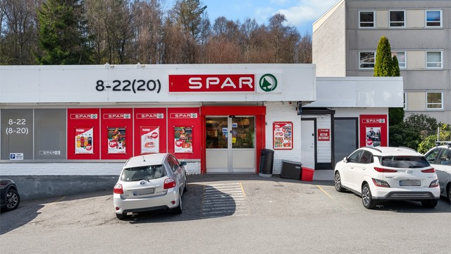 Dagligvarehandelen gjøres enkelt på Spar, kun et steinkast fra leiligheten.