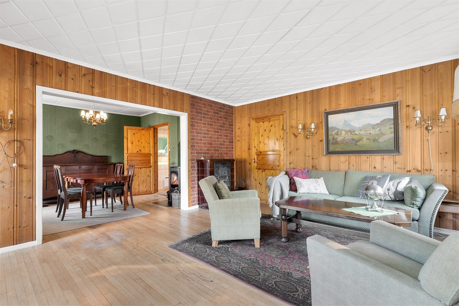 Boligen har en romslig stue med mulighet for flere soner.