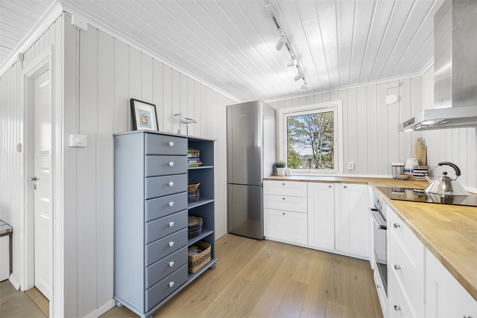 Kjøl/frys og oppvaskmaskin fra 2019/2020 medfølger handelen.