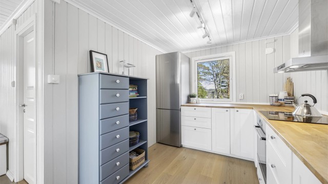 Kjøl/frys og oppvaskmaskin fra 2019/2020 medfølger handelen.