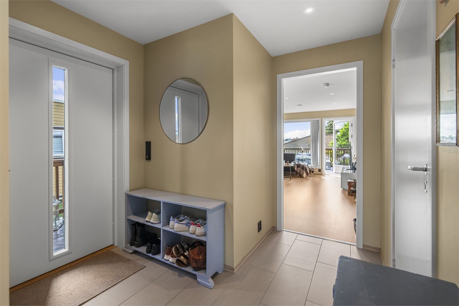 Velkommen inn i stor og luftig gang med god plass til å henge fra seg yttertøyet. 