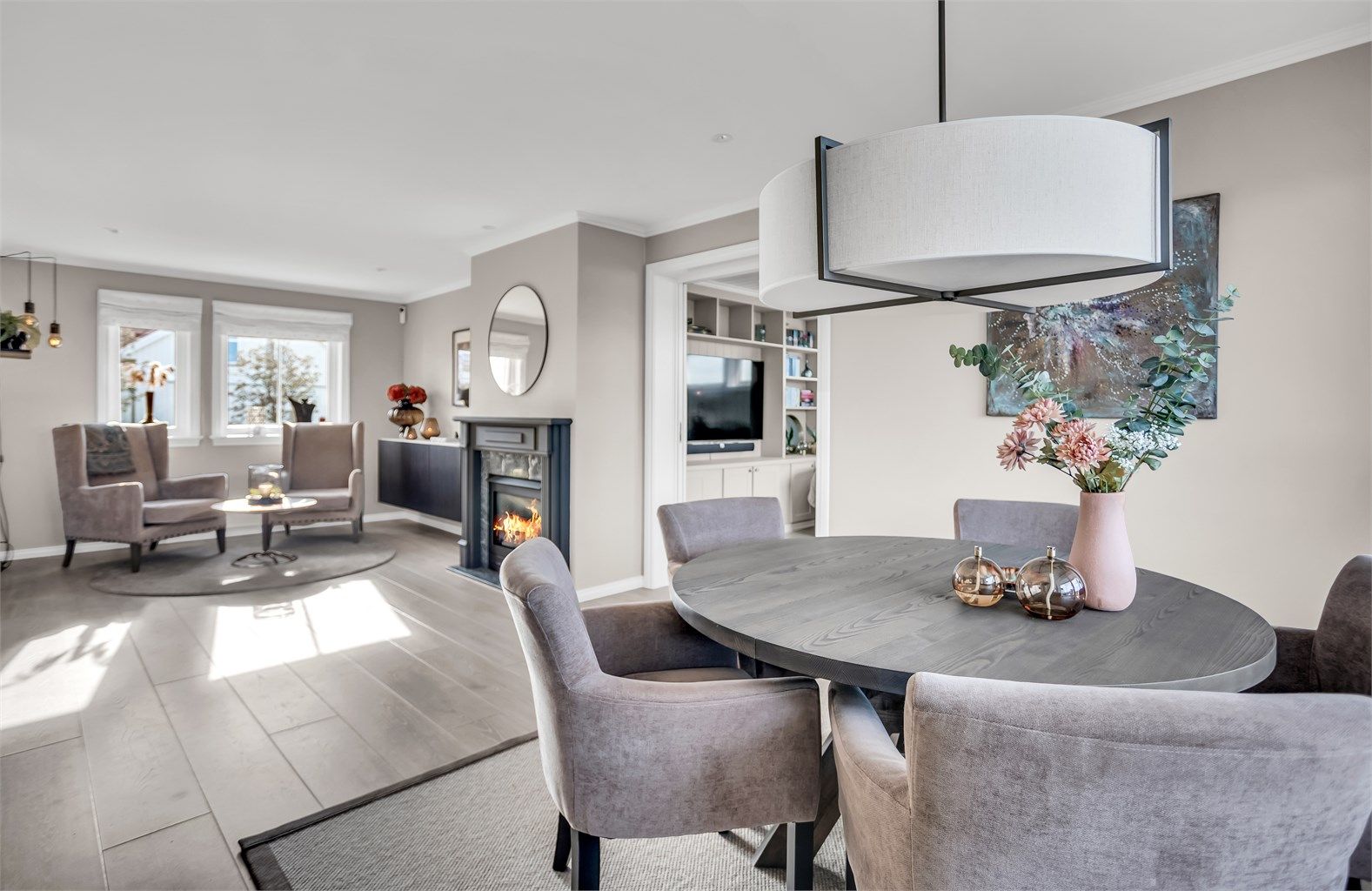 Stuen har nedsenket himling med downlights og plass til flere sittegrupper.