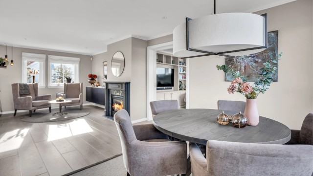 Stuen har nedsenket himling med downlights og plass til flere sittegrupper.