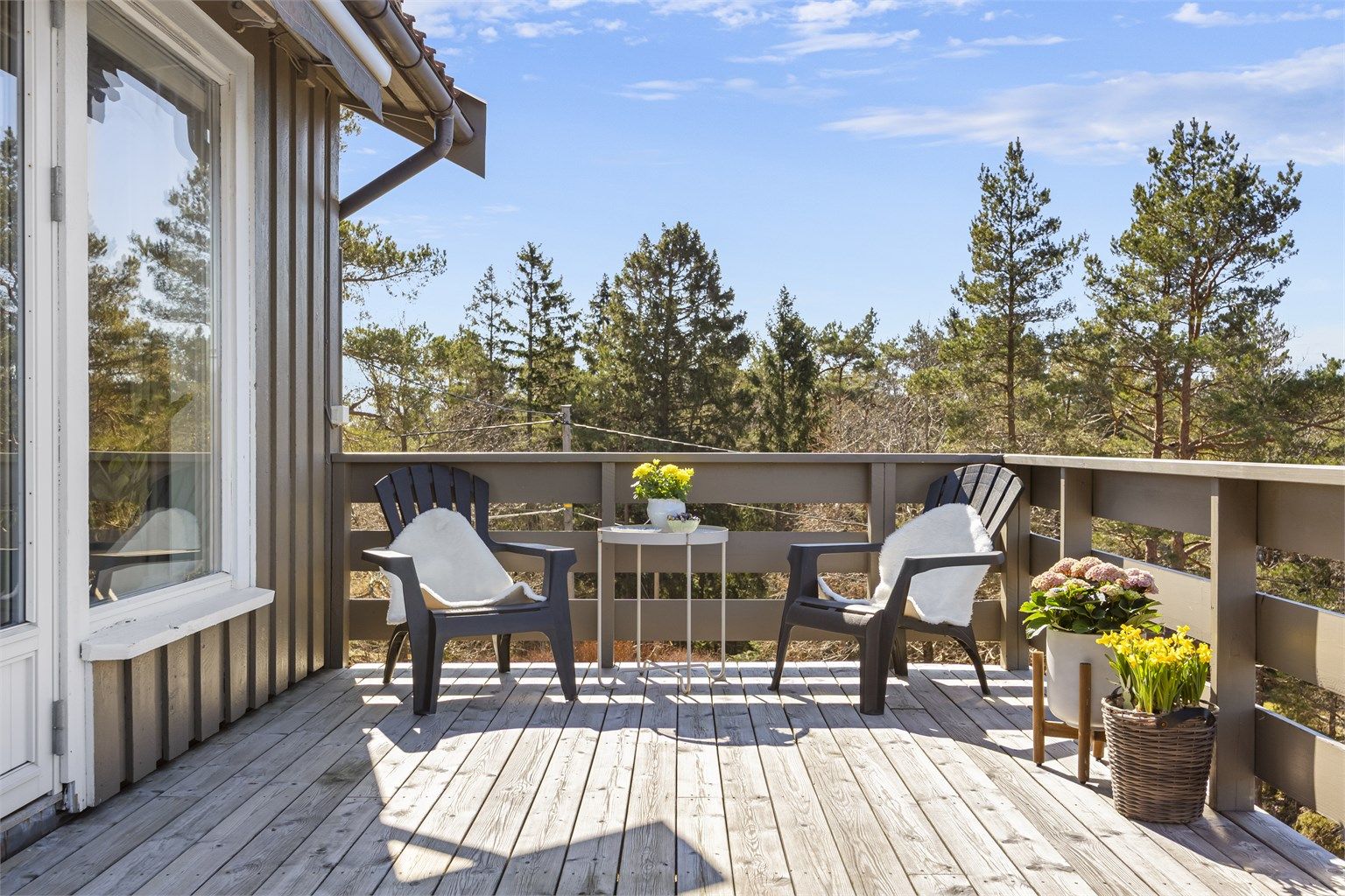 Uteplassen er et perfekt sted for å nyte lange dager utendørs.