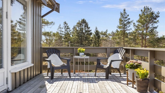 Uteplassen er et perfekt sted for å nyte lange dager utendørs.