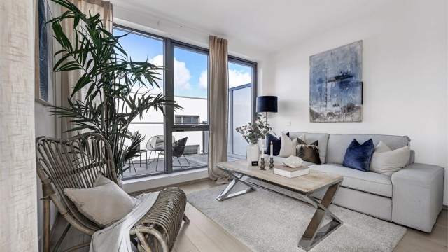 De store vindusflatene slipper inn rikelig med naturlig lys og gir en behagelig romfølelse.