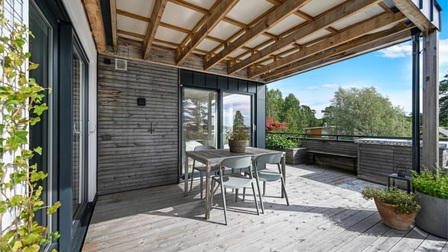 God plass til spisegruppe på terrassen