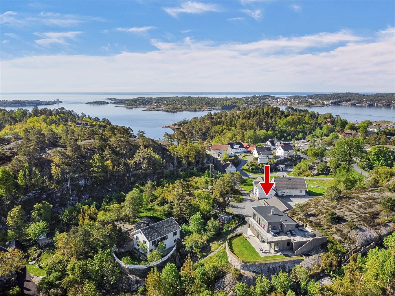 Beliggenheten gir nærhet til sjøen og flotte turmuligheter, med kyststien fra Gjeving til Normannvik like ved.