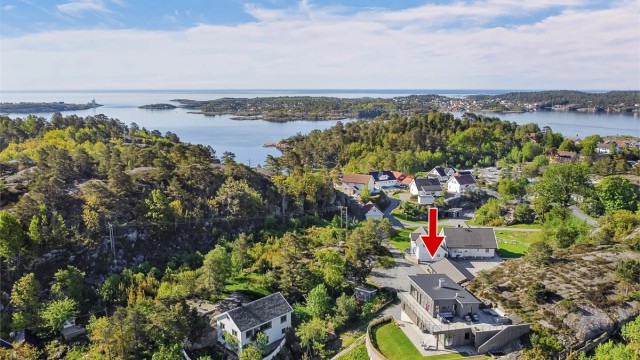 Beliggenheten gir nærhet til sjøen og flotte turmuligheter, med kyststien fra Gjeving til Normannvik like ved.