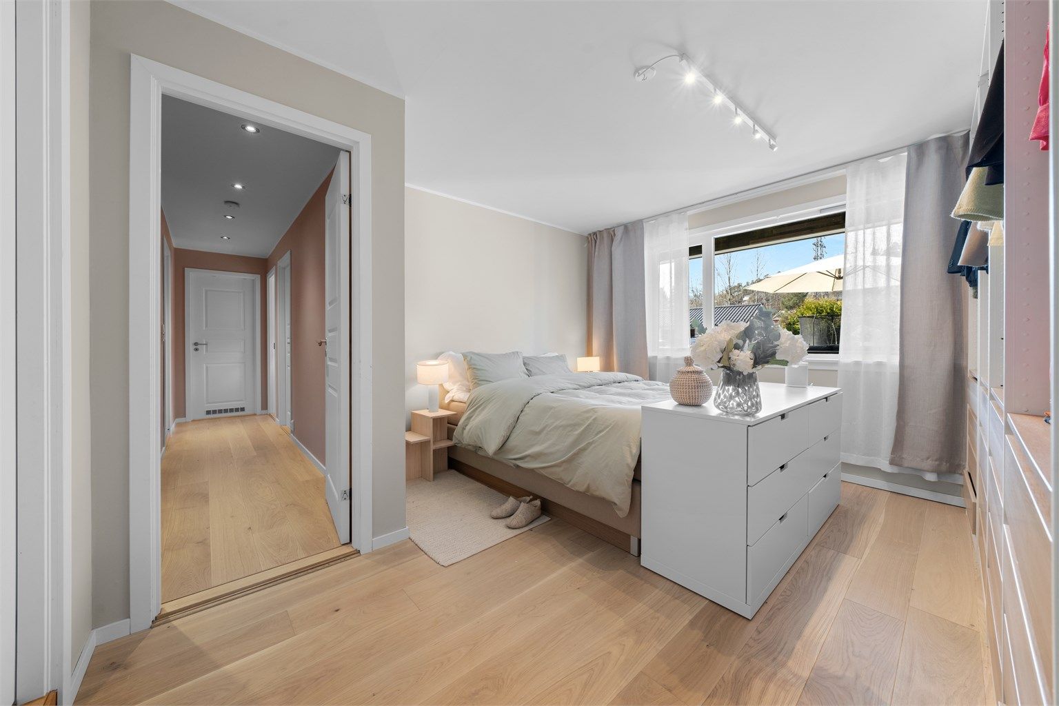 Hovedsoverommet med store vindusflater og garderobeløsning