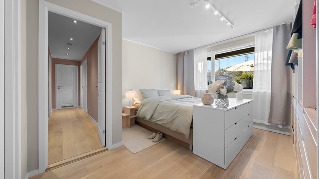 Hovedsoverommet med store vindusflater og garderobeløsning