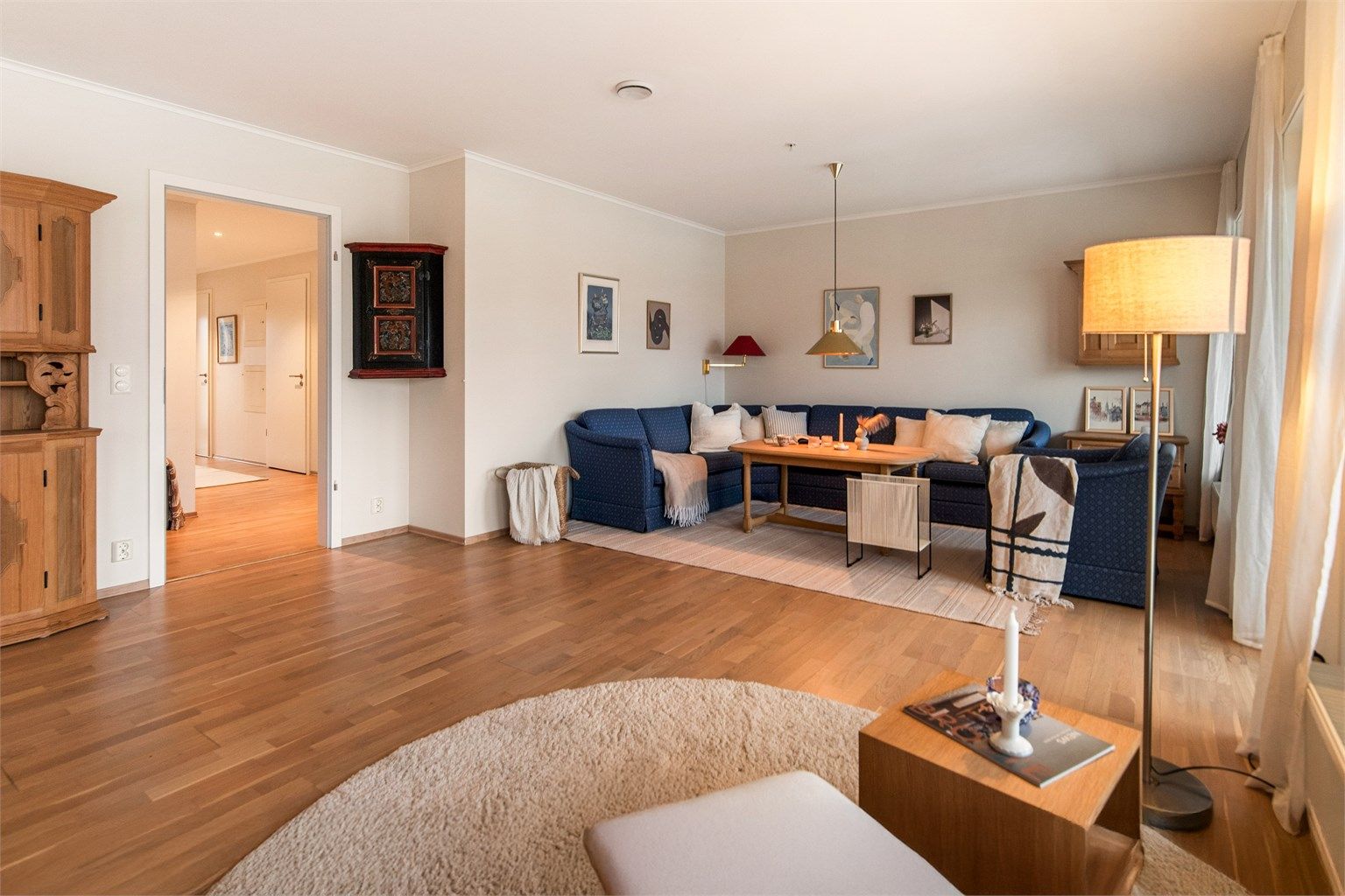 I stuen er det rom for både salong, go'stoler og spisestue