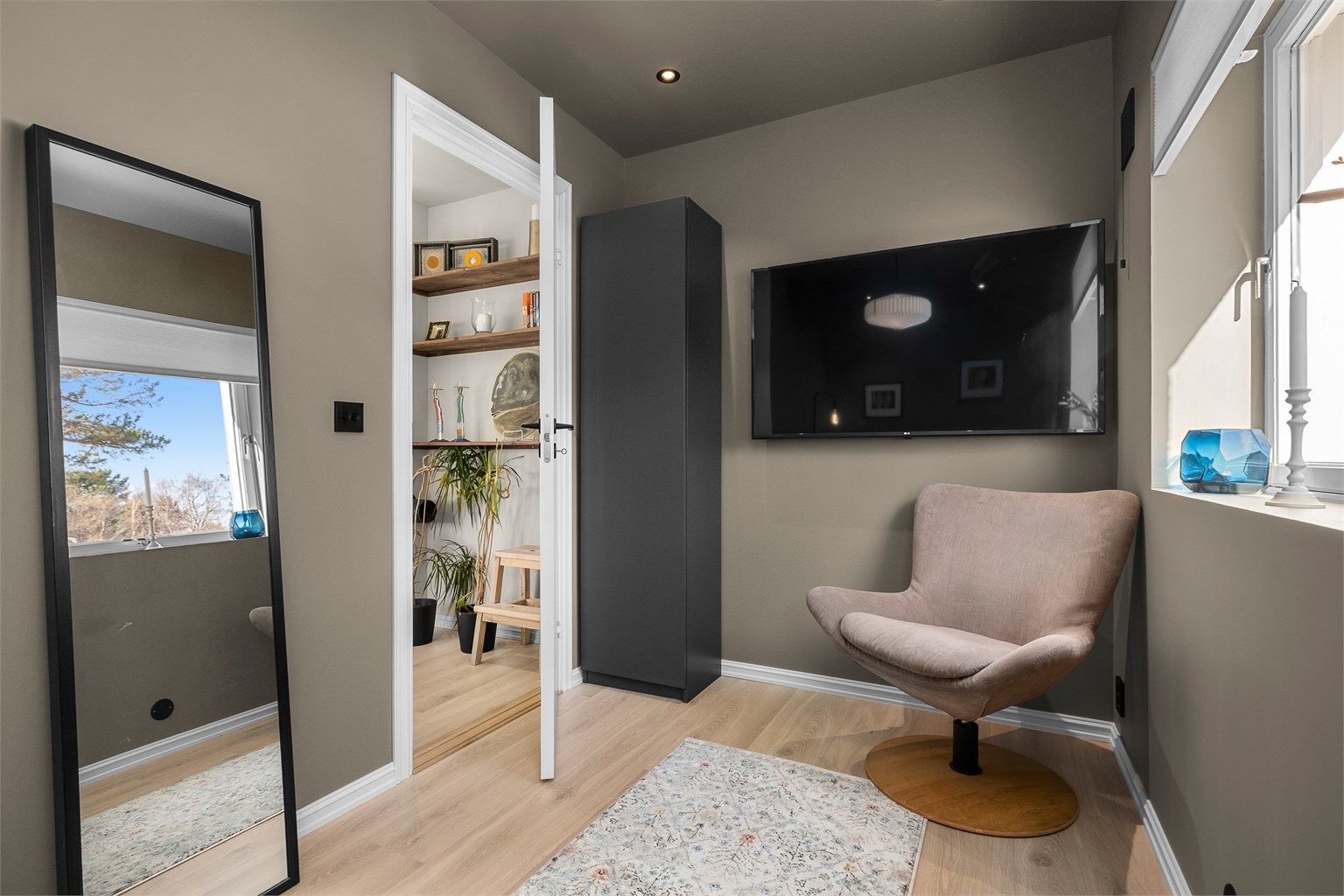 Et fleksibelt rom med plass til både avslapning og hjemmekontor, alt etter behov.