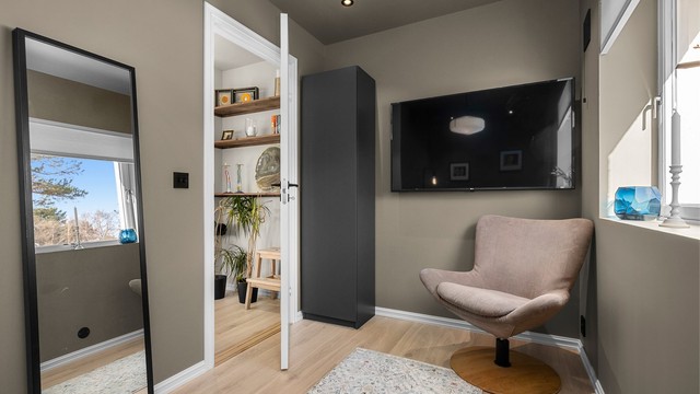 Et fleksibelt rom med plass til både avslapning og hjemmekontor, alt etter behov.