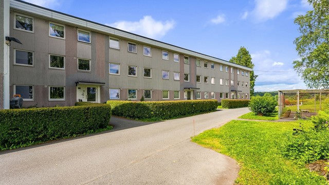 Samtidig ligger leiligheten sentralt med umiddelbar nærhet til off. transport, marka, nærsenter (med kiwi butikk), idrettsanlegg og mye mer