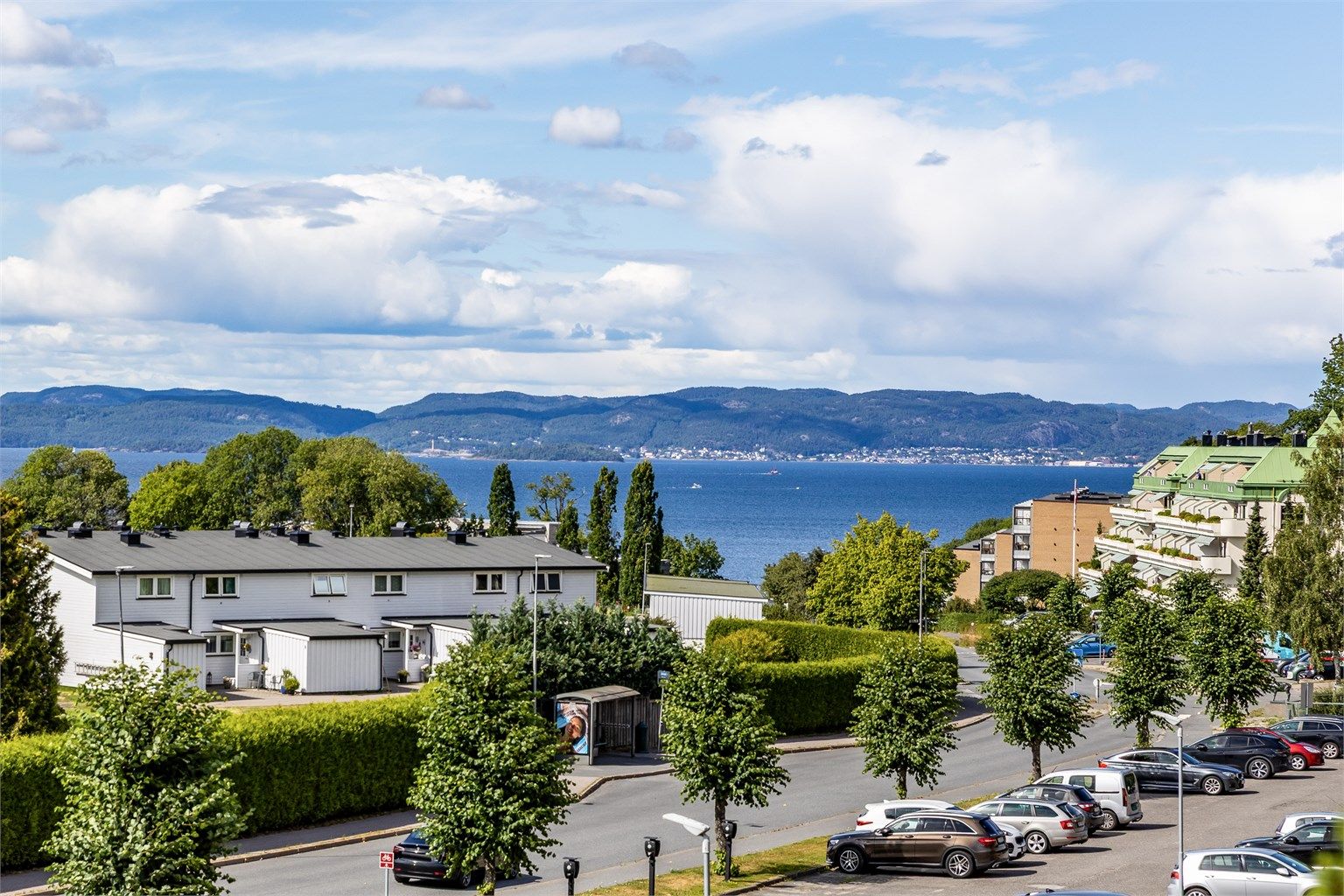 Leiligheten ligger i øvre del av Refsnesalleen hvor det er fin utsikt til Oslofjorden, her sett fra verandaen.