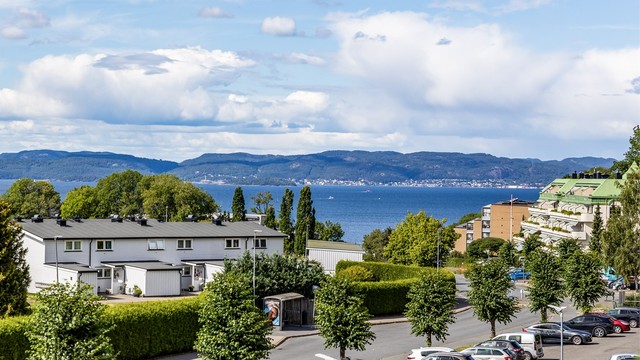 Leiligheten ligger i øvre del av Refsnesalleen hvor det er fin utsikt til Oslofjorden, her sett fra verandaen.