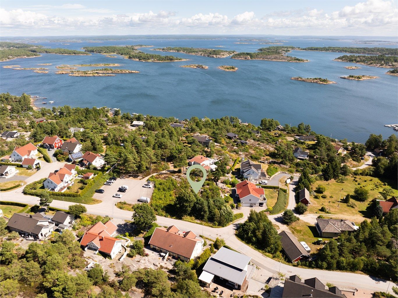 Tomten i Norderhaugveien 82 presenteres av Jørgen Sande Johansen i Krogsveen. Fotograf; Kristoffer Kristiansen.