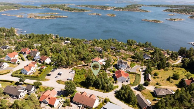 Tomten i Norderhaugveien 82 presenteres av Jørgen Sande Johansen i Krogsveen. Fotograf; Kristoffer Kristiansen.