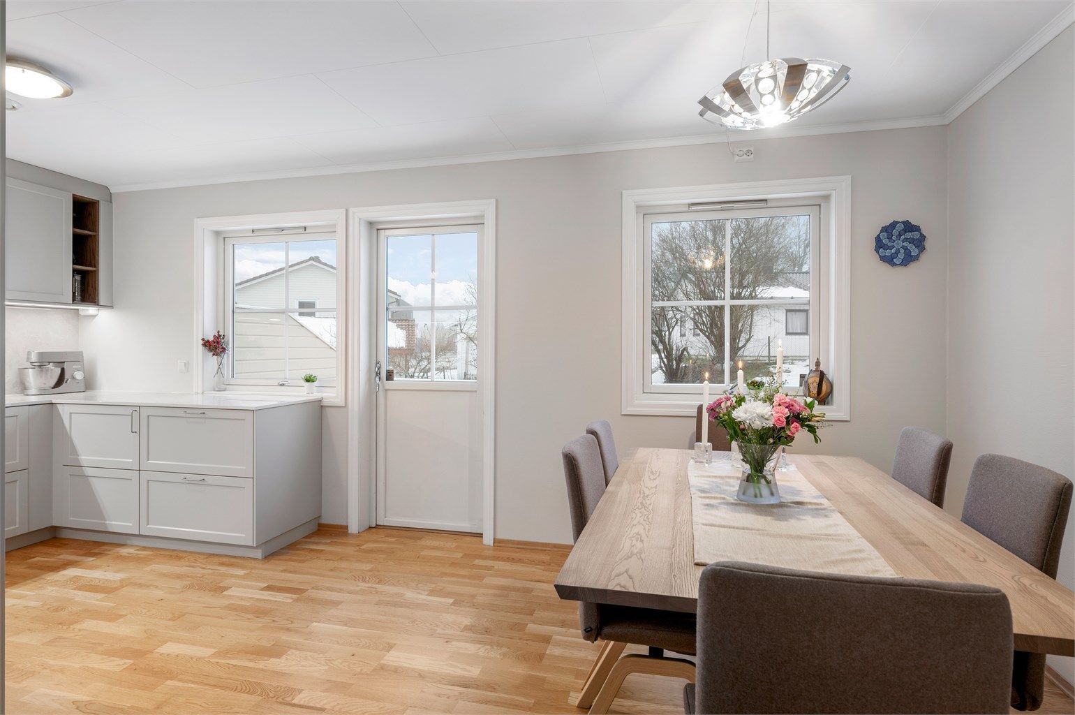 Fra kjøkkenet har man direkte utgang til en romslig terrasse på 29 kvm som på sommerstid vil oppleves som en fin forlengelse av stuen. 