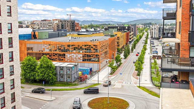 Gangavstand til Triaden Storsenter med et bredt utvalg av butikker, servicetilbud og SATS treningssenter.