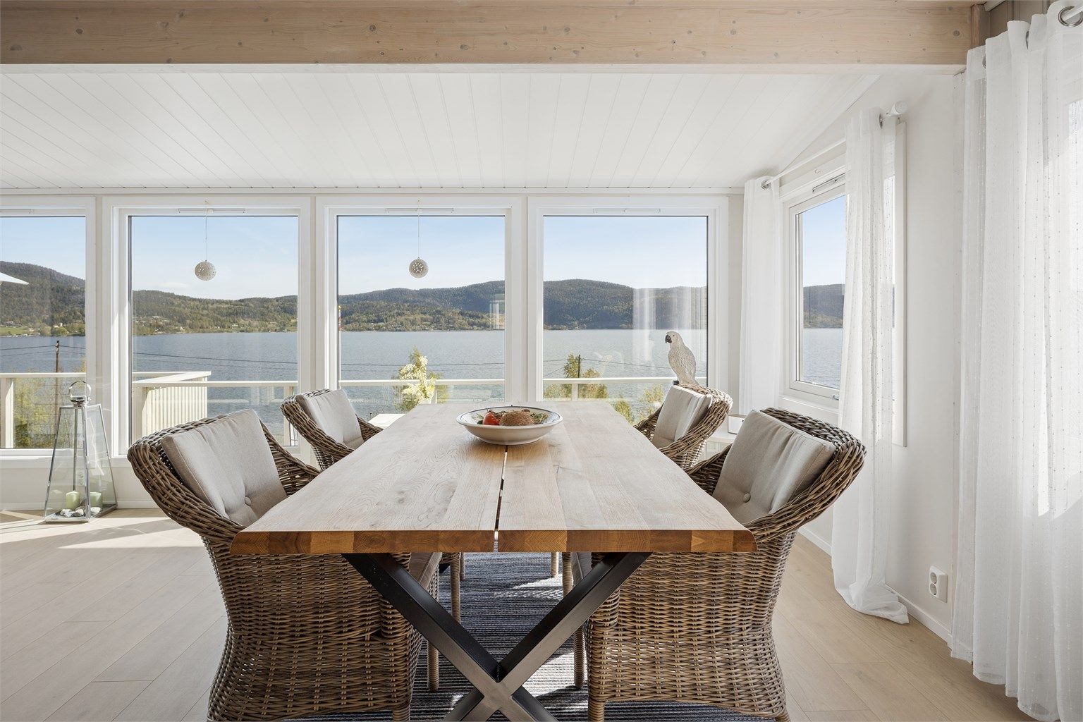 Plass til spisebord. Flott utsikt fra spisebord ut mot fjorden.