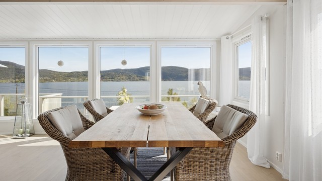 Plass til spisebord. Flott utsikt fra spisebord ut mot fjorden.