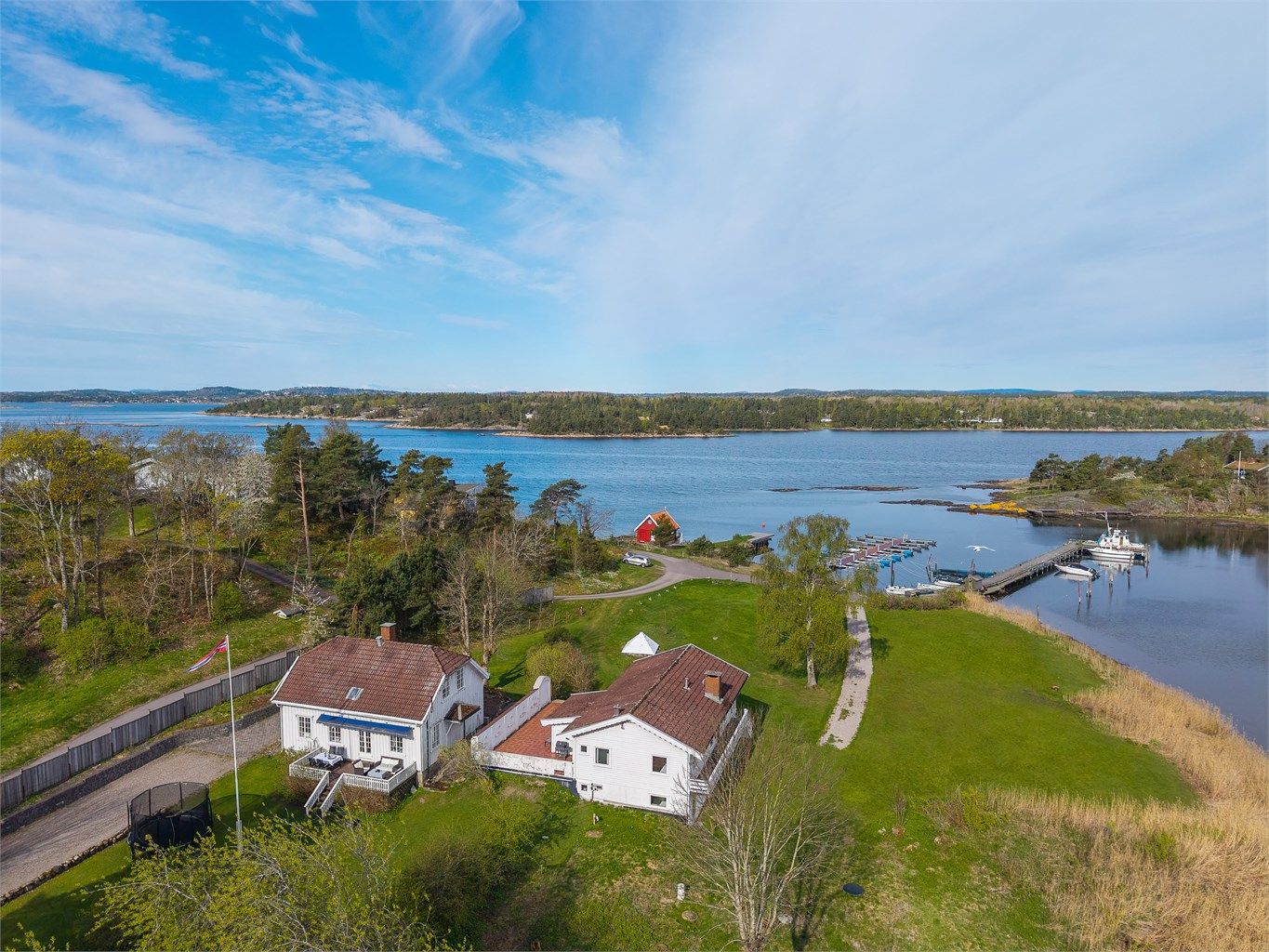 En praktfull fritidseiendom beliggende på Glenne m/sjøutsikt, to store boliger - vestvendt og solrikt med 2 båtplasser! 