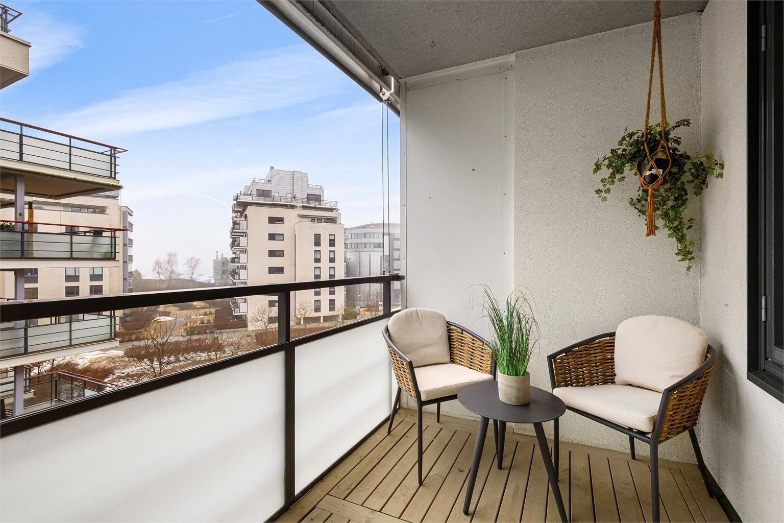 Fra balkongen på 4 m² har du utsikt mot fjorden, en påminnelse om den unike beliggenheten.