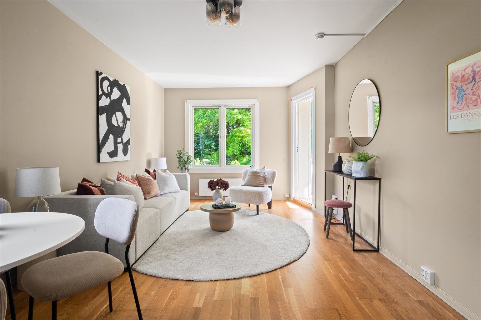 Stuen er romslig med god planløsning og kan enkelt innredes med en hyggelig sofagruppe med tilhørende sofabord og annet ønskelig stuemøblement. 