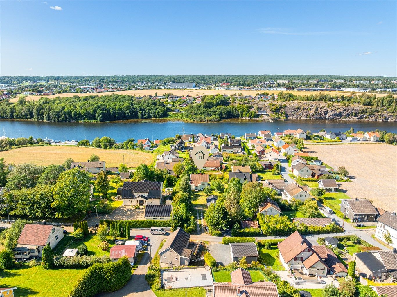 Tomten er angitt til 1.369 kvm., grensene er imidlertid usikre. Festeavgiften er p.t. kun kr. 1.406,- per år.