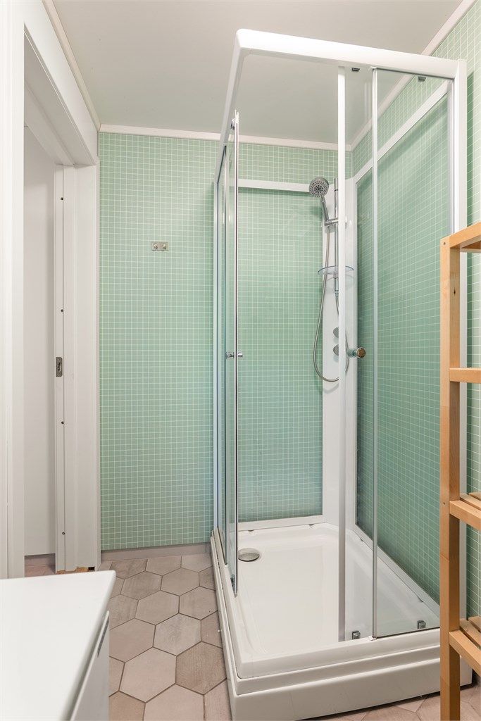 Hexagon gulvfliser og mosaikkinspirerte veggplater gir badet et særpreget uttrykk.