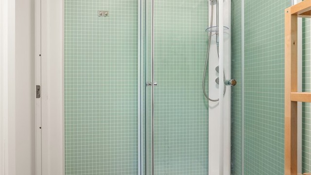 Hexagon gulvfliser og mosaikkinspirerte veggplater gir badet et særpreget uttrykk.