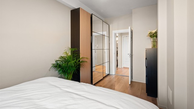 Romslig garderobeløsning med speilfronter gir rikelig med oppbevaring på soverommet.