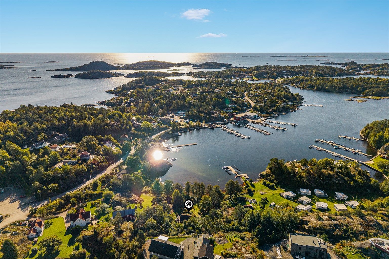 Hytta har en flott beliggenhet midt i en vakker og variert skjærgård.