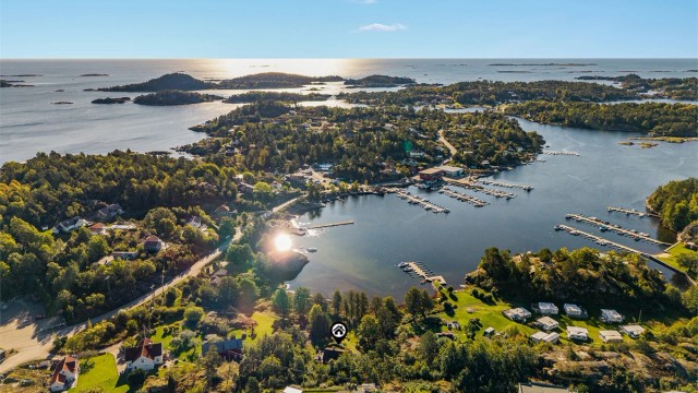 Hytta har en flott beliggenhet midt i en vakker og variert skjærgård.