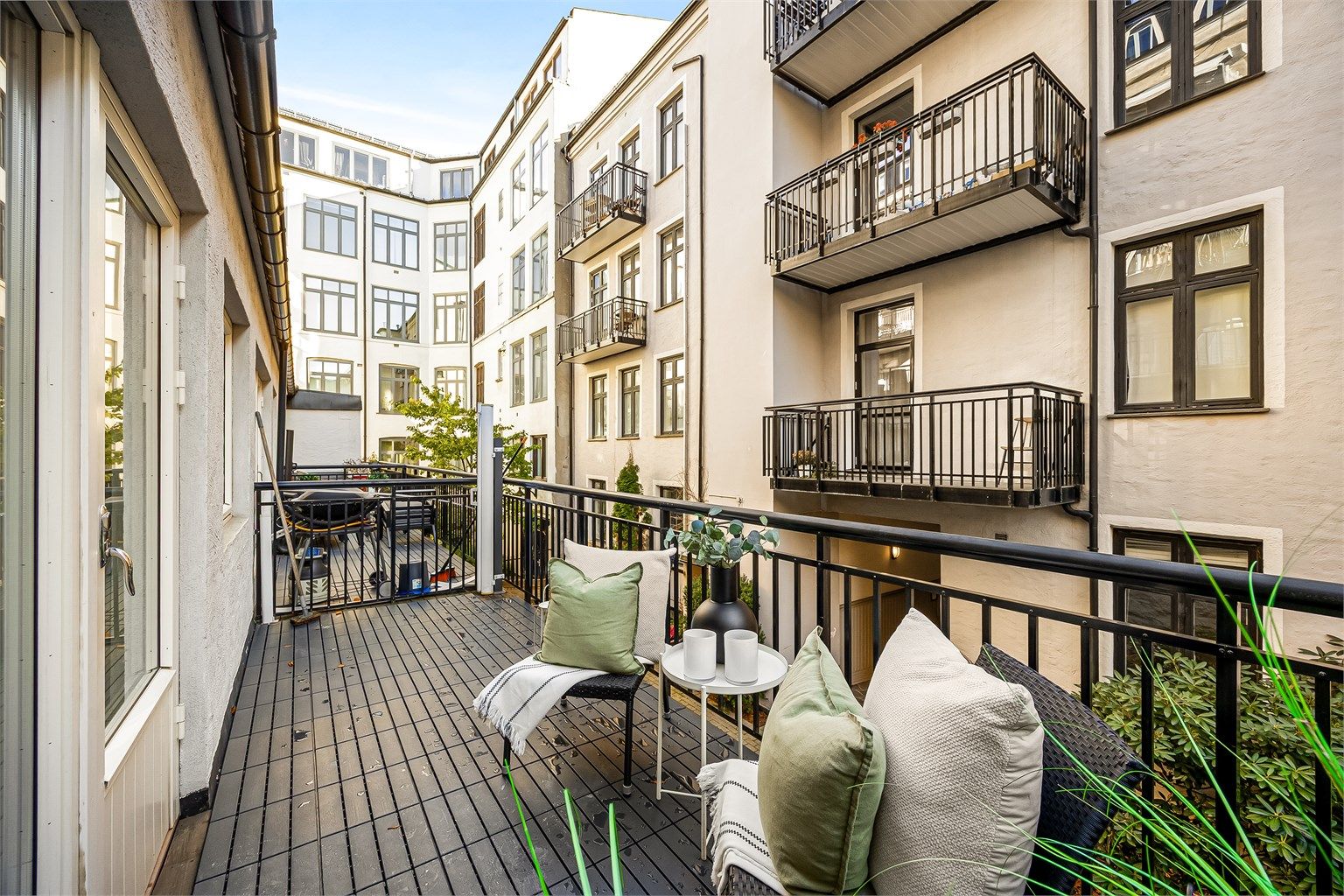 Balkongen har plass til utemøbler og grill.