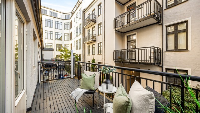 Balkongen har plass til utemøbler og grill.