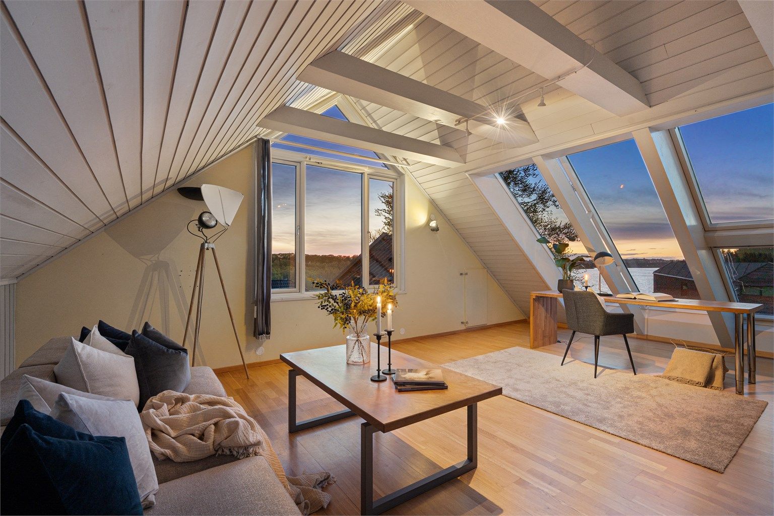 Loftstue kveldstid.