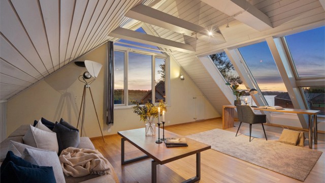 Loftstue kveldstid.