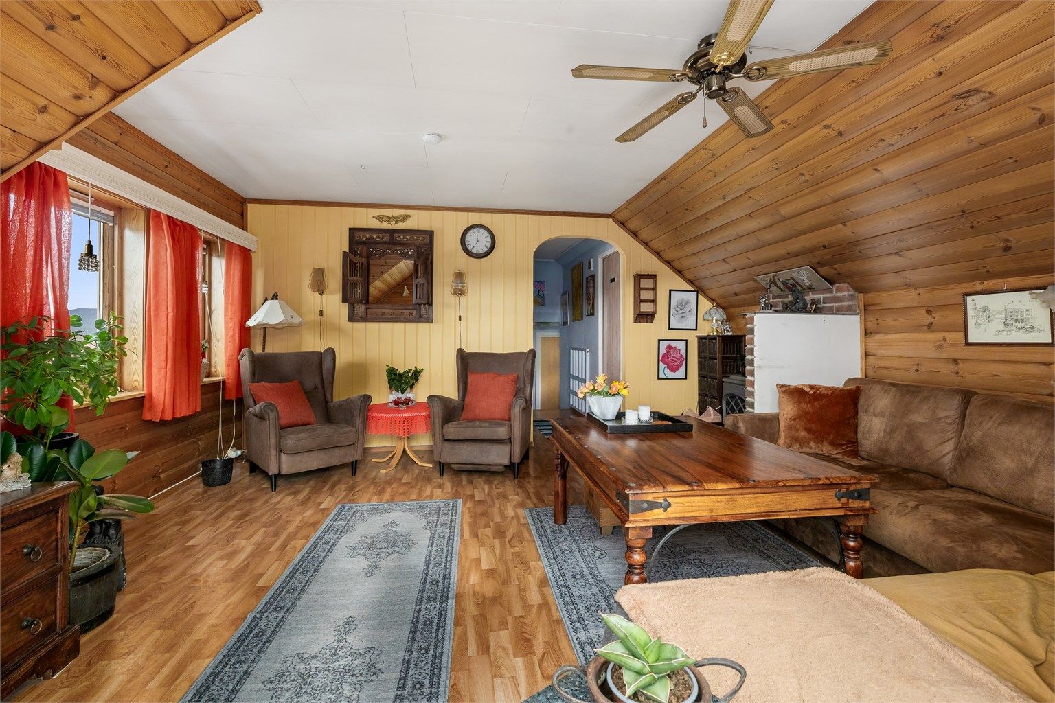 Tilbygg: Romslig stue med store vindusflater.