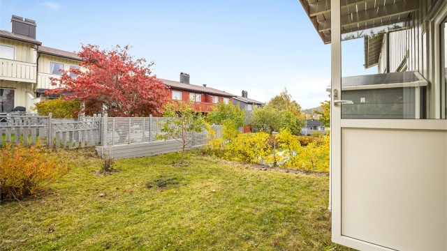 Utsyn mot hagen og omkringliggende grøntarealer.