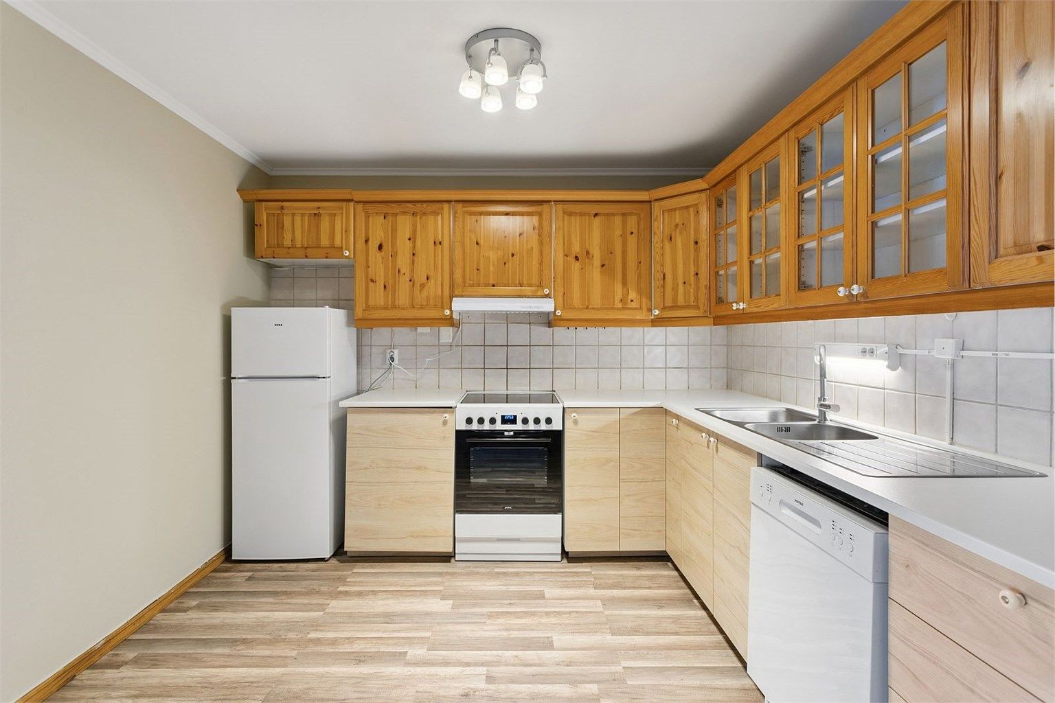 Kjøkken med medfølgende hvitevarer. Masse skap- og benkeplass. 