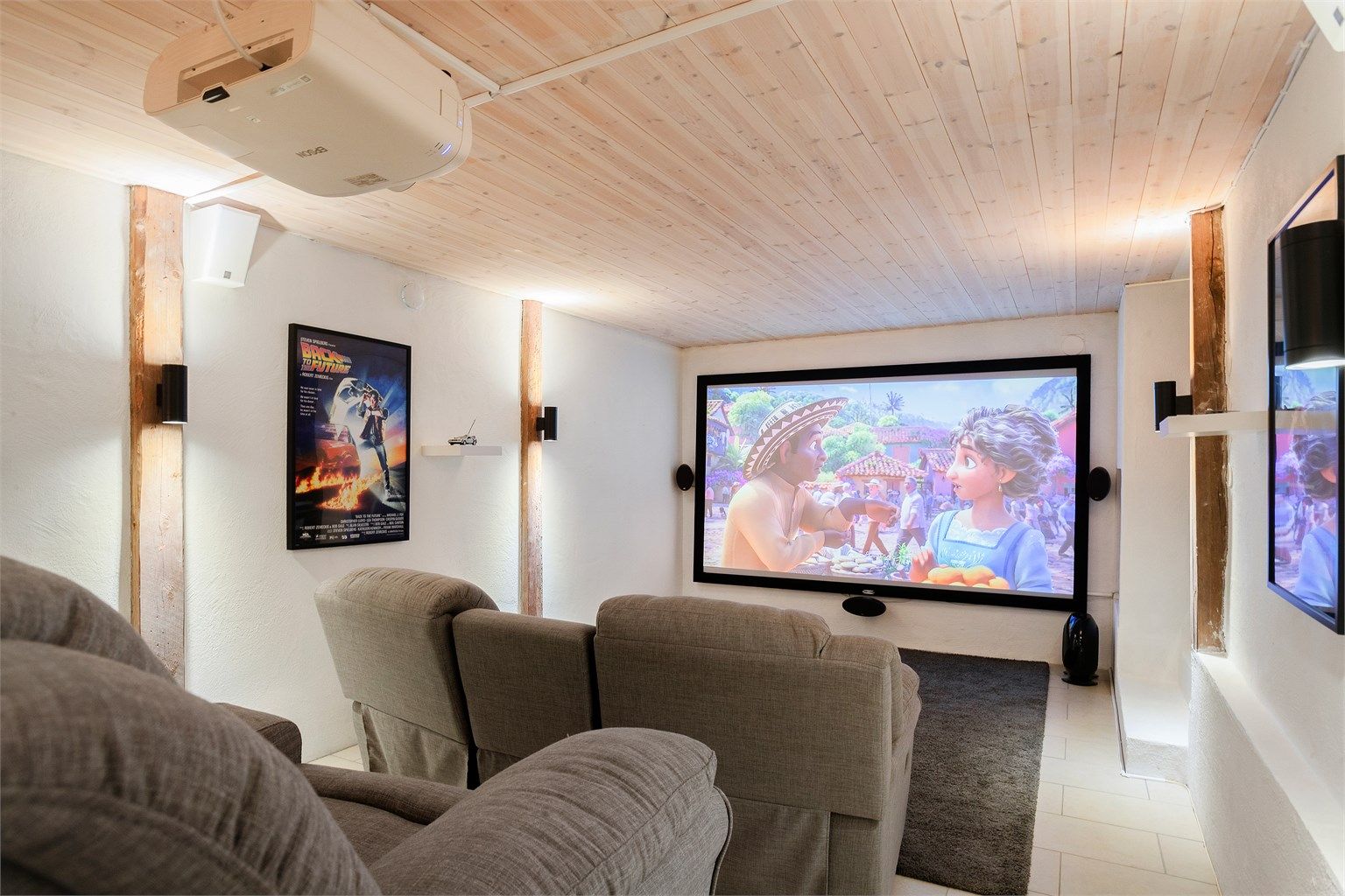 Stor kjellerstuen innredet som hjemmekino med mer.