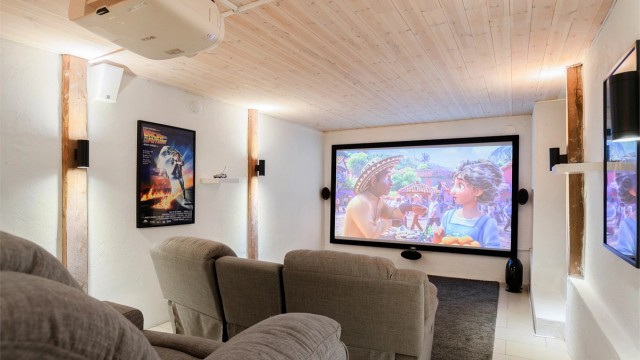 Stor kjellerstuen innredet som hjemmekino med mer.