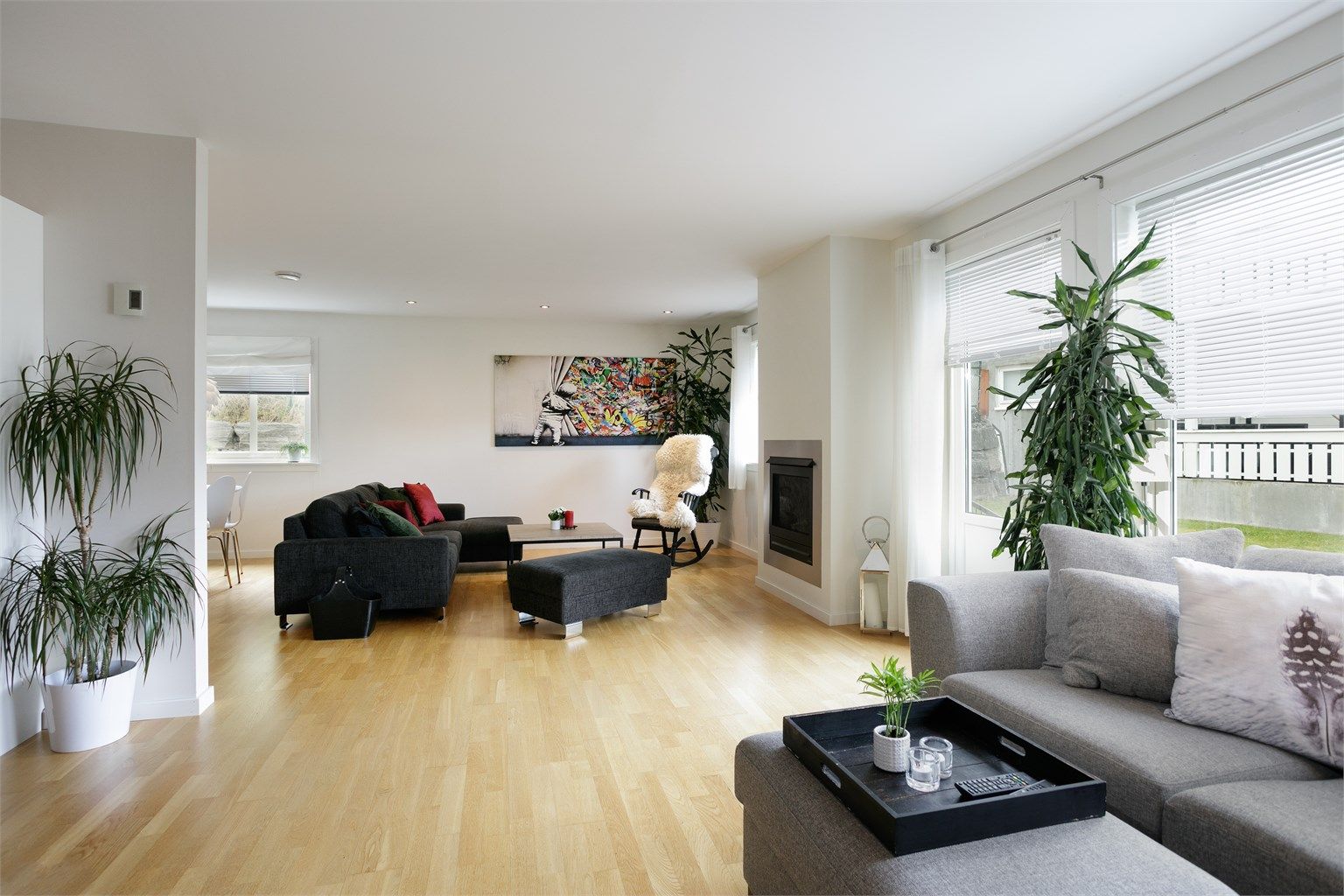 Stue med lyse overflater og godt med naturlig lysinnslipp fra vinduer