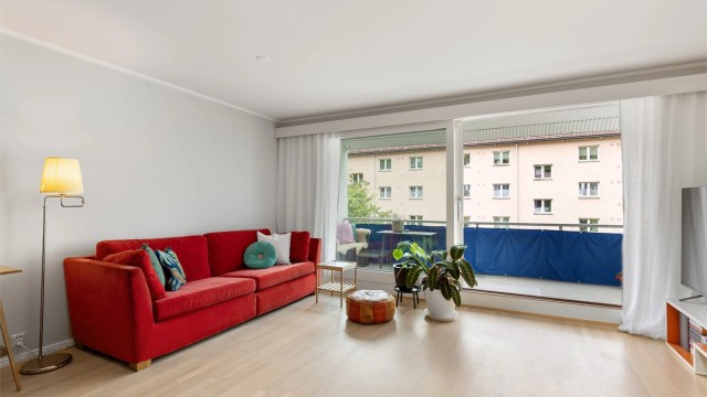Fra stuen er direkte utgang til balkongen i hovedetasjen
